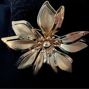 Shiny Daisy Vintage Flower Pin